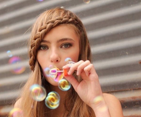 Nápady na zapletané účesy-dlhé vlasy-pravidelne zapletaný bočný vrkoč-romanticky hravé