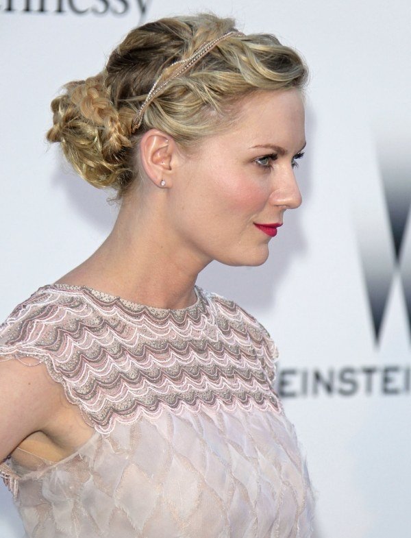 Steckfrisur-kirsten dunst-trblietavé strieborné šaty-hairstyling