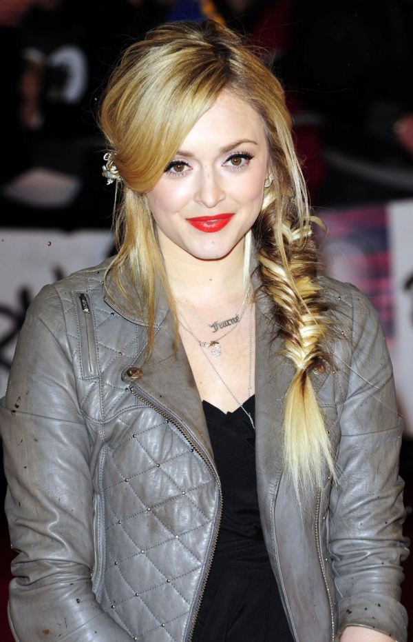 Účesy hviezd v hollywoodskom štýle - vrkoče z rybej kosti - vytiahnite voľne spletené pramene