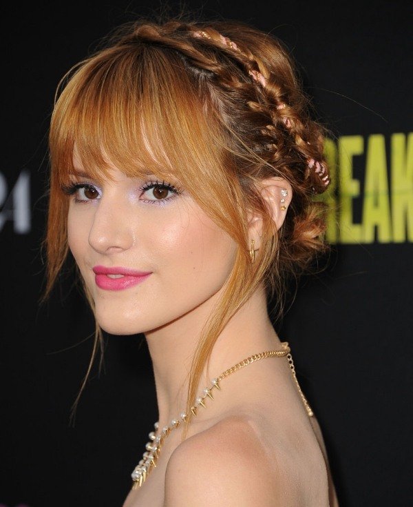 Čelenka Bella Thorne Hairstyling-vrkoč spletená do gumičiek do vlasov