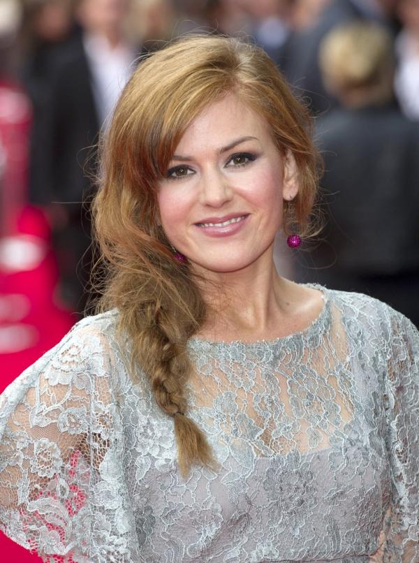 Účesy na červenom koberci Isla Fisher vrkočený účes ležérne do strany