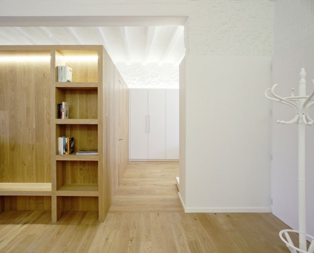 parketové dosky svetlé police biele omietnuté steny