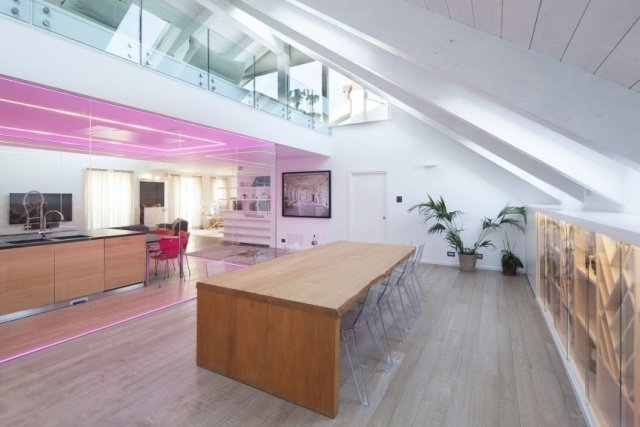 parketová podlaha šikmá strecha brúsená sivá, moderné zariadenie