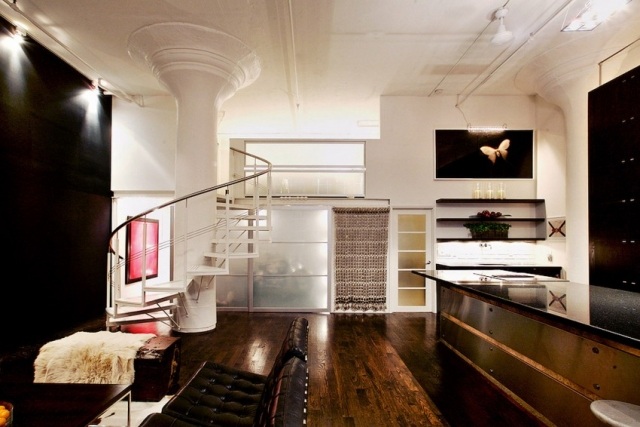 parketová podlaha podlaha tmavé točité schodisko biele osvetlenie