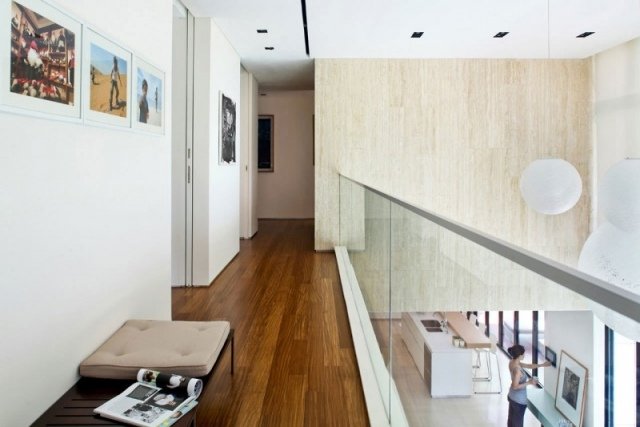 parketová podlaha kontrastná chodba tmavé svetlo