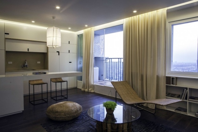 moderný interiér bytu drevená podlaha tmavo biela kuchyňa