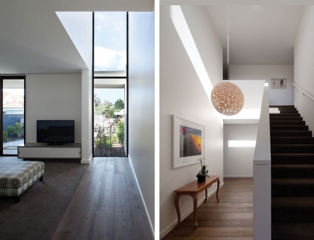 moderný interiér domu drevená podlaha tmavé okná od podlahy až k stropu