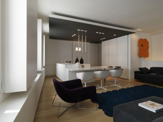 moderné zariadenie čiernobiely nábytok drevená parketová podlaha