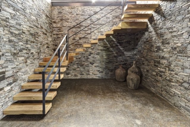 polootáčkové schodisko drevené schody kovové madlo z prírodného kameňa polootáčkové schodisko drevené schody kovové zábradlie obklad z prírodného kameňa