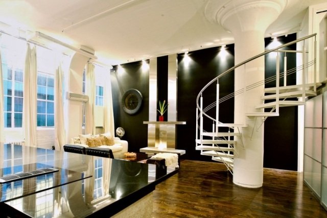 točité schodisko biely kovový stĺp oceľové zábradlie čierna farba na stenu točité schodisko biele kovové stĺpové oceľové zábradlie