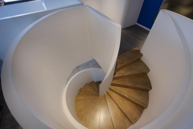 točité schodisko dizajn biele zábradlie drevené schody točité schodisko biele zábradlie drevené schody