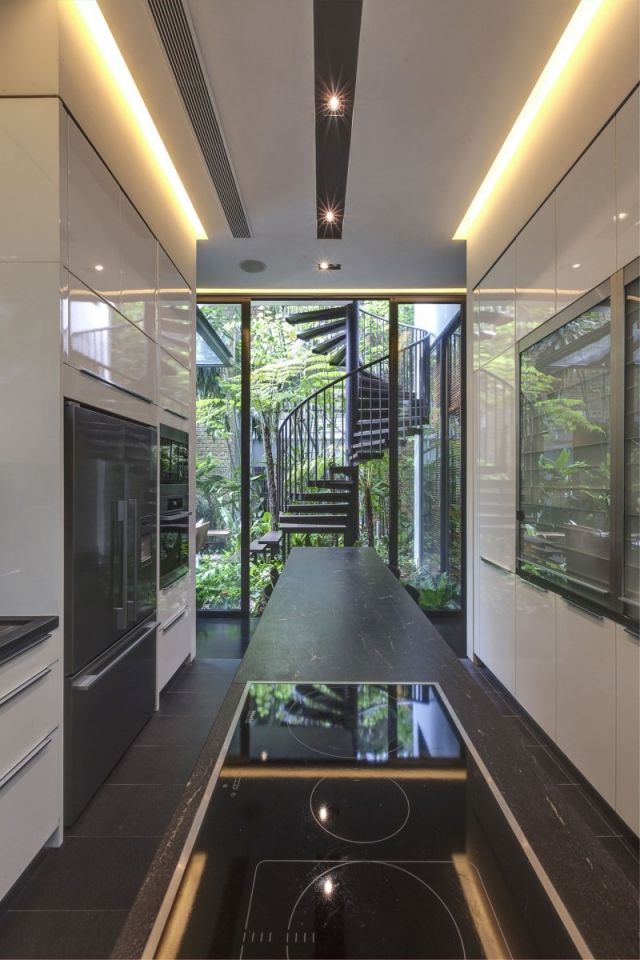 točité schodisko kovové čierne vonkajší pohľad kuchyňa točité schodisko vonku kovové čierne