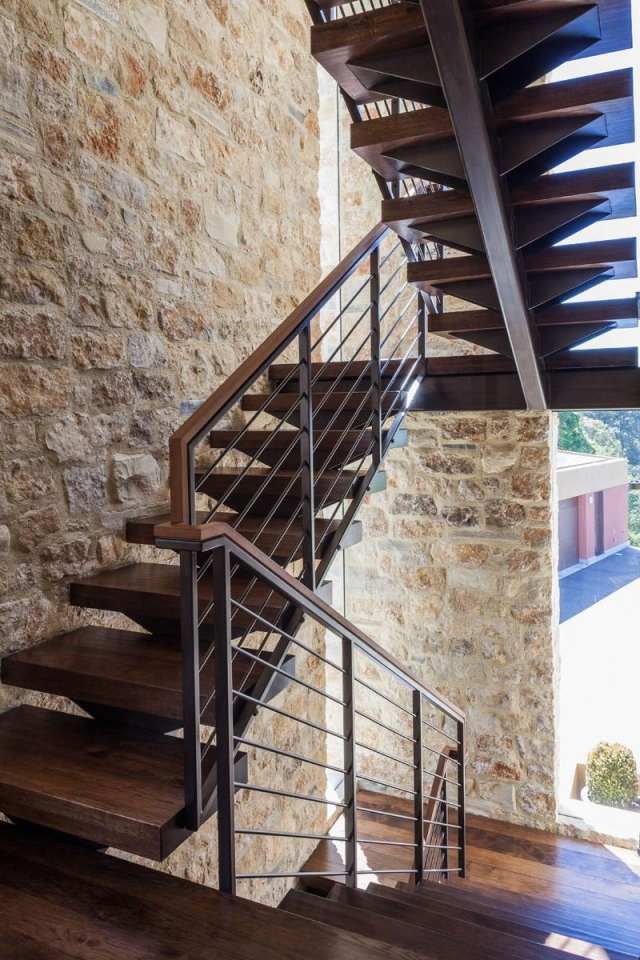 schody dizajn drevené schody oceľový rám čierna stena z prírodného kameňa schody drevené schody oceľový rám čierna stena z prírodného kameňa