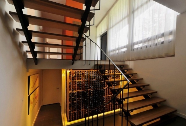 vnútorné schody drevené schody osvetlenie kovového rámu vínnej pivnice interiérové schodisko dizajn drevené stupne kovový rám osvetlenie vínnej pivnice