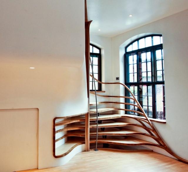 Drevené schody ručne vyrábané sochy vyzerajú ako vstavané police prebiehajú drevené schody ručne vyrobené vstavané police