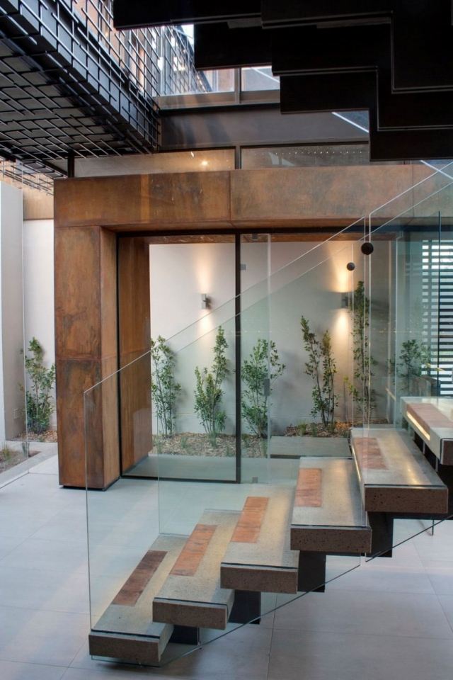 schody žuly moderná konštrukcia z kovových nosníkov sklenené zábradlie schody z granitu kovová nosníková konštrukcia sklenené zábradlie