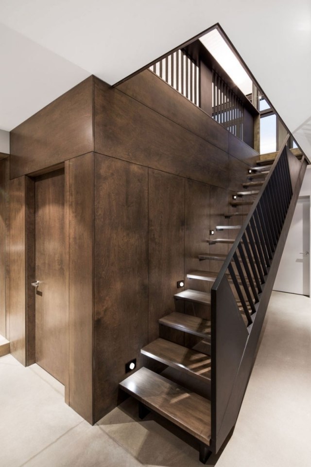 rovné schodiskové zábradlie čierne drevené schody nástenné svetlá rovné schody dizajn zábradlie čierne drevené schody nástenné svetlá