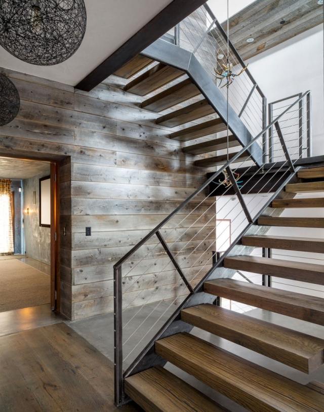 chata vnútri schodiska rám drevené schody závesné svetlá interiérový dizajn chaty schody rám drevené schody závesné svetlá