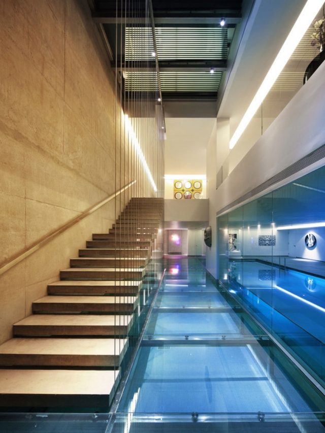 betónové schody harfové schody zábradlie oceľové plexisklo podlahové svetelné efekty betónové schody harfové schody zábradlie oceľová podlaha z plexiskla