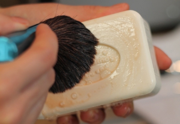 Krásny-hladký-pleť-make-up štetec-mydlo-čistiaci-organický výrobok