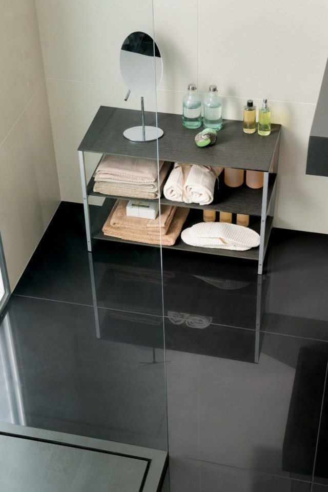 BW dizajn kúpeľne malá dlažba podlaha čierna stena biela