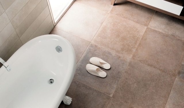 Drevená kúpeľňová podlaha, kameninová vaňa