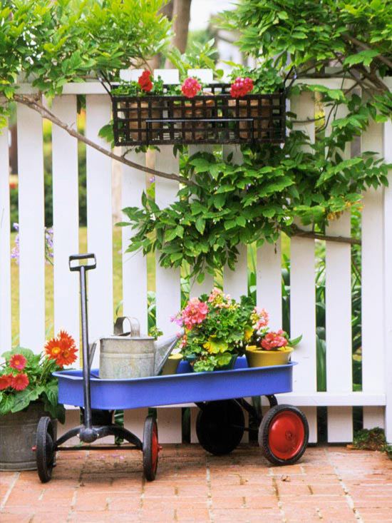 malý farebný kvetinový box na voz