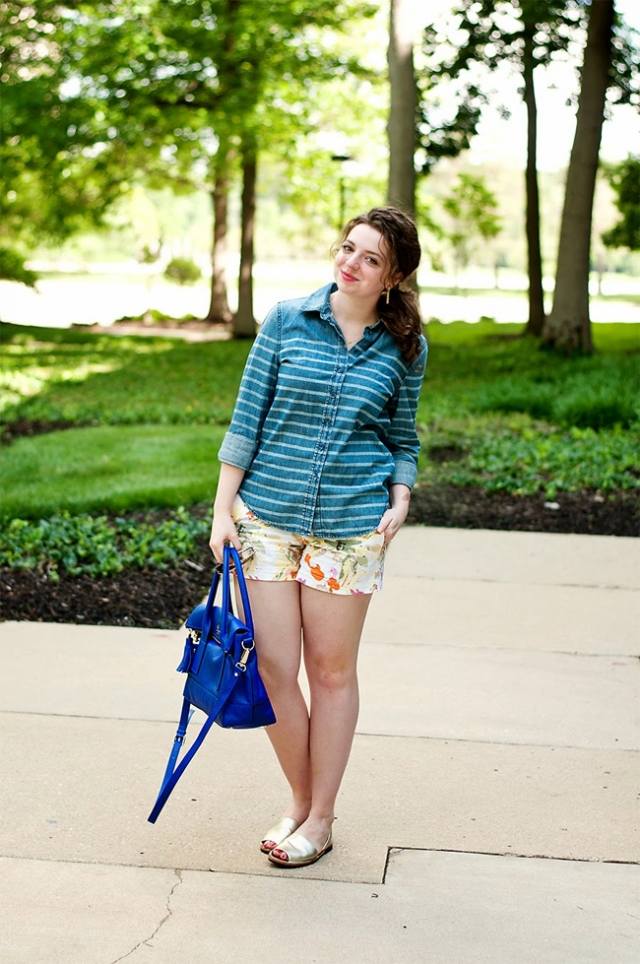 Tričko chambray v kombinácii s farebnými šortkami košeľa dámska móda látka v štýle chambray