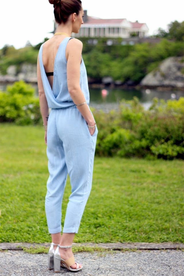 Chambrayová kombinéza so zadným výstrihom celkovo-šik-svetlo-leto-chambray-štýl