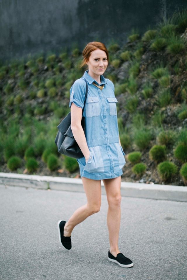 Športové šaty s pohodlnými vreckami chambray-modré-rifle-látka-svetlo-krátke