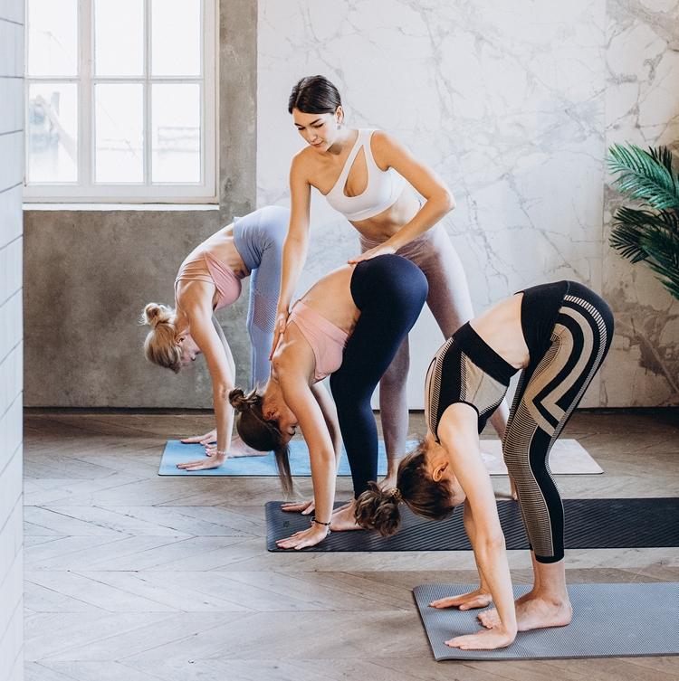 cvičenie jogy dotýkajúce sa prstov na nohách v stoji