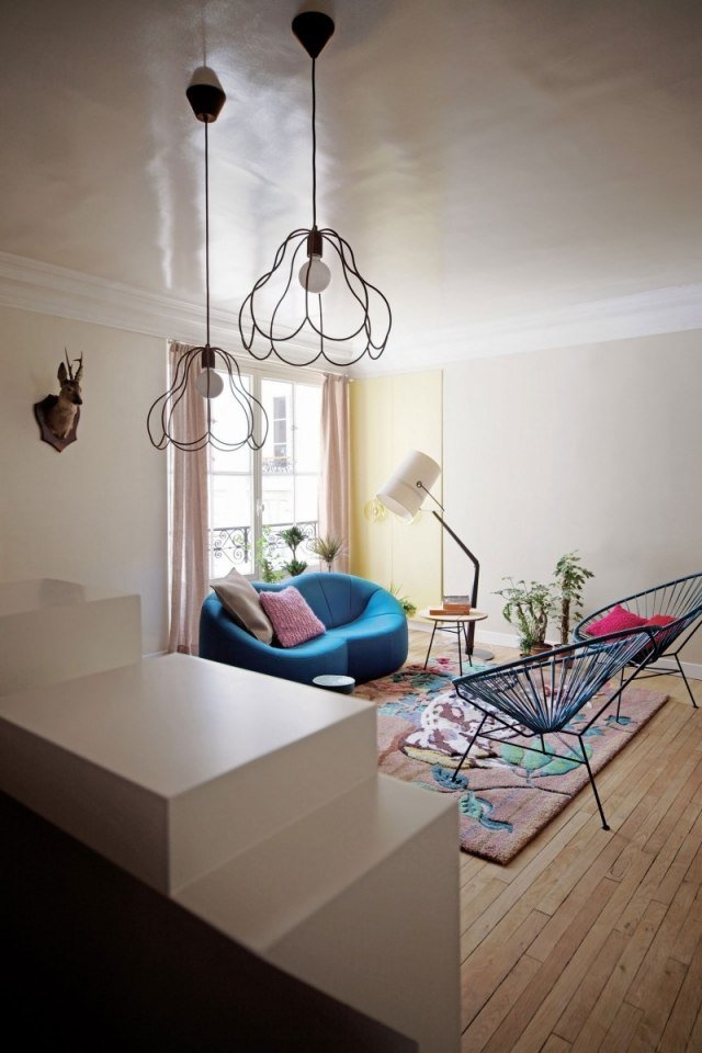 škandinávsky dizajn nábytku-extravagantné akcenty-tienidlá s kovovým rámom, drevené podlahy