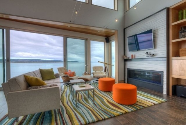 Laminátová podlaha-obývacia izba Oranžovo čalúnený taburet-extravagantný koberec, vlnený vzor, ​​viacfarebný