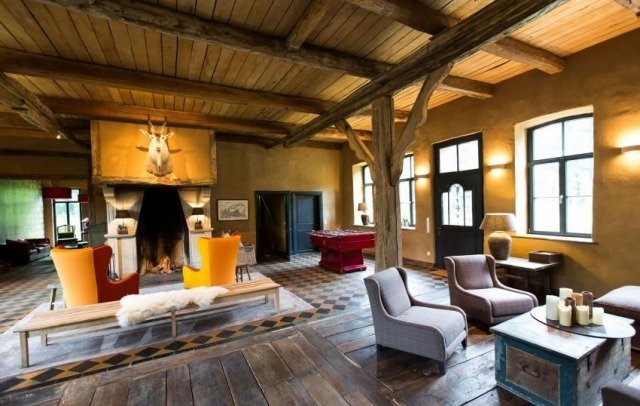 koncept otvoreného priestoru - vintage bytové doplnky - nápady na dekoráciu steny jelenieho parohu