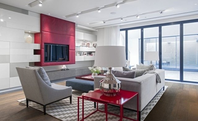 obývačka obývačka stena-lcd tv koberec kárované kreslo-sivý ružový stolík