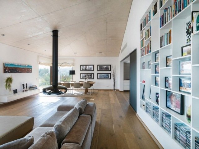 nápady do obývačky dizajn stenový policový systém škandinávsky krb drevené podlahy olejovaná podlaha