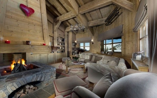 Rustikálne posedenia s krbom a otvorenou chatou vytvárajú pohodlný obývací priestor