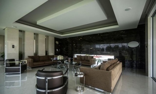 nápady na obývaciu izbu Kožené kreslá Kovový rám zavesený strop