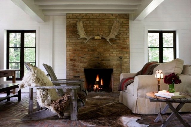 obývačka rustikálny záhradný nábytok kreslo patinovaná drevená stena dekorácia jelenie parohy