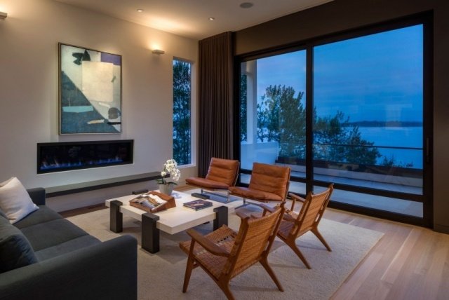 Trendy v obývacej izbe navrhujú minimalistický čalúnený gauč antracitovej farby