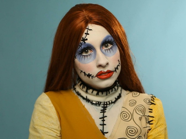 Líčte halloweenske tváre - bábika so švami halloweenske tváre tvoria kostýmové šaty s parochňou pre bábiky