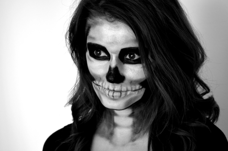 Nalíčte si halloweenske tváre - lebka halloweenske tváre tvoria lebku a prekrížené kosti nápad čiernobielych tieňujúcich dám