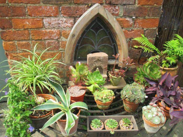 dizajn terasy-záhradné-tipy-kvetináče-kvetináče-veľkosti-rôzne