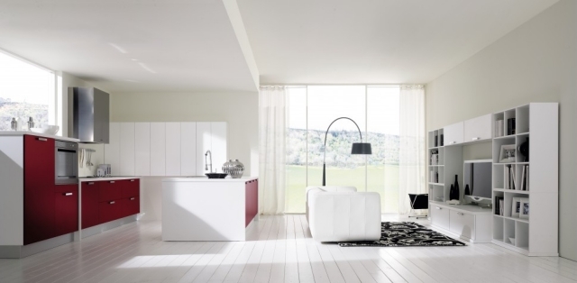 jedálenská kuchyňa červená a biela drevená podlahová doska skriňový systém lampa na čítanie čalúnená sedačka