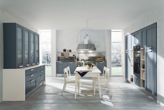 vinobranie kuchyne drevené podlahové dosky laminátové skrine vidiecky pôsobiaci dizajn