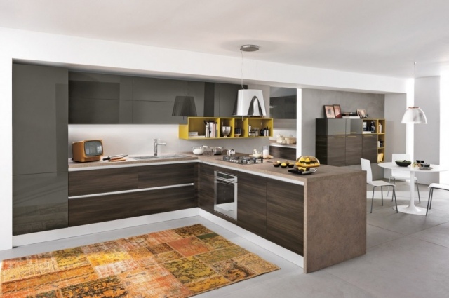 patchwork koberec vzor kuchynské nápady žlté police vybavenie interiéru