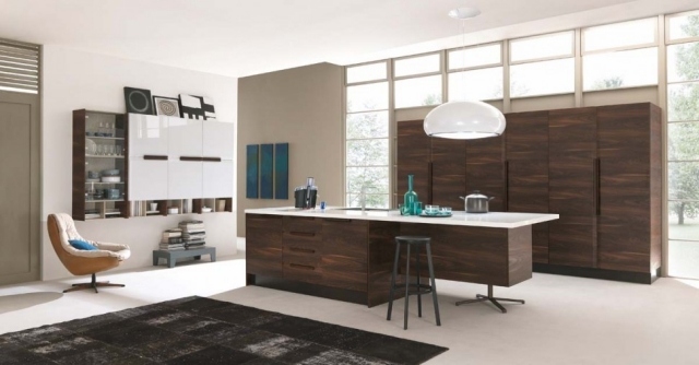 obývacia izba s kuchynským kútom a povrchovou úpravou z masívneho dreva