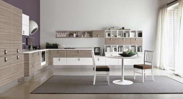 nápady na rohovú kuchyňu-drevená jedálenská časť-stoličky-okrúhly jedálenský stôl