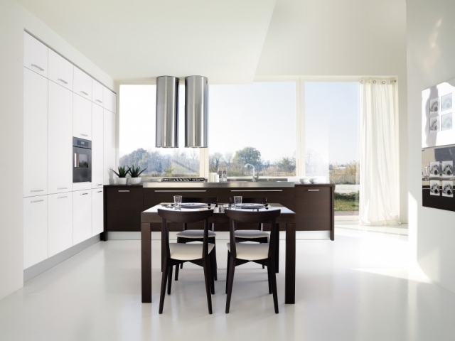 plánovanie kuchyne-drevené stoličky-lakované biele elektrické spotrebiče