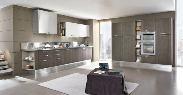 drevené kuchynské fronty nerezové úchytky-dizajn kuchynského bloku vyrobený v Taliansku